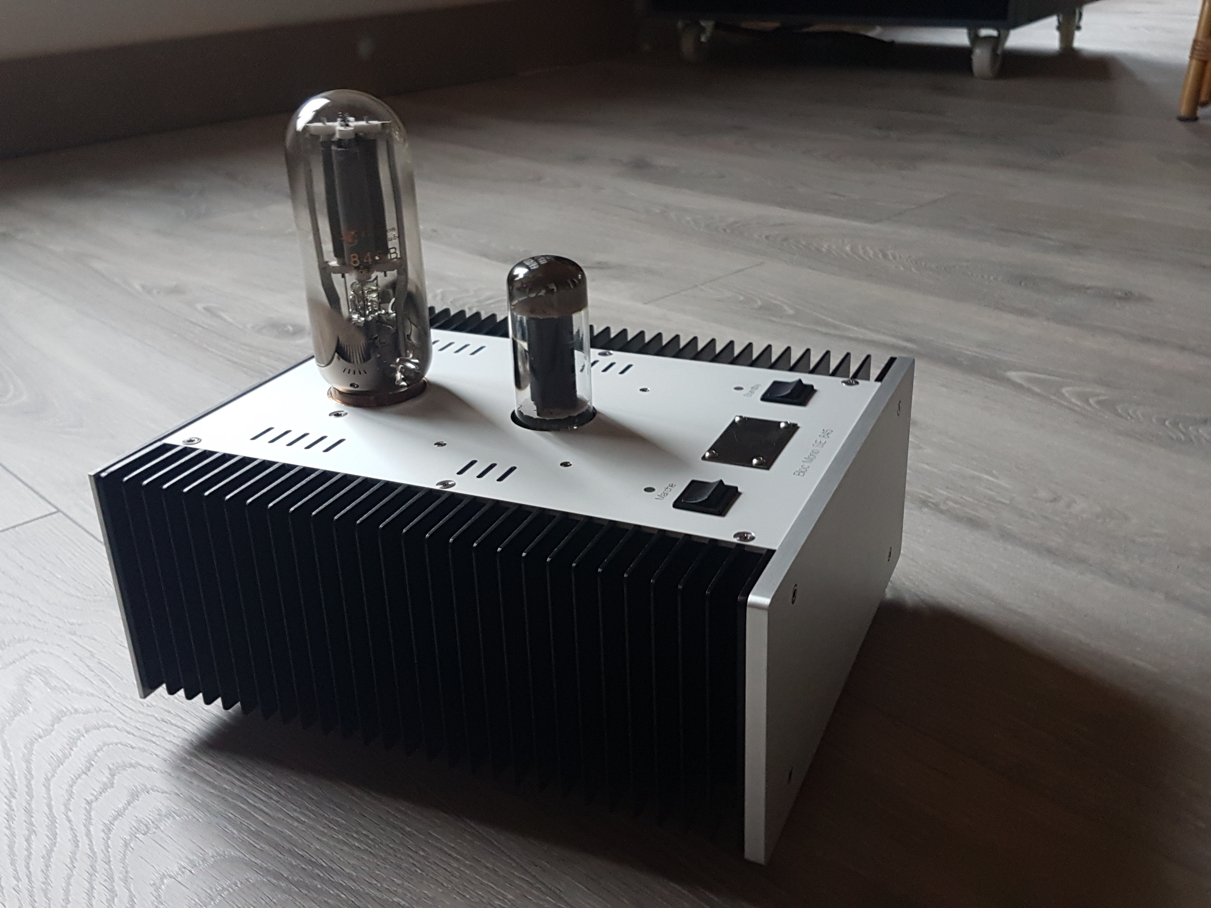 BJL audio écoute d'un amplificateur 845. News%20SE845-03